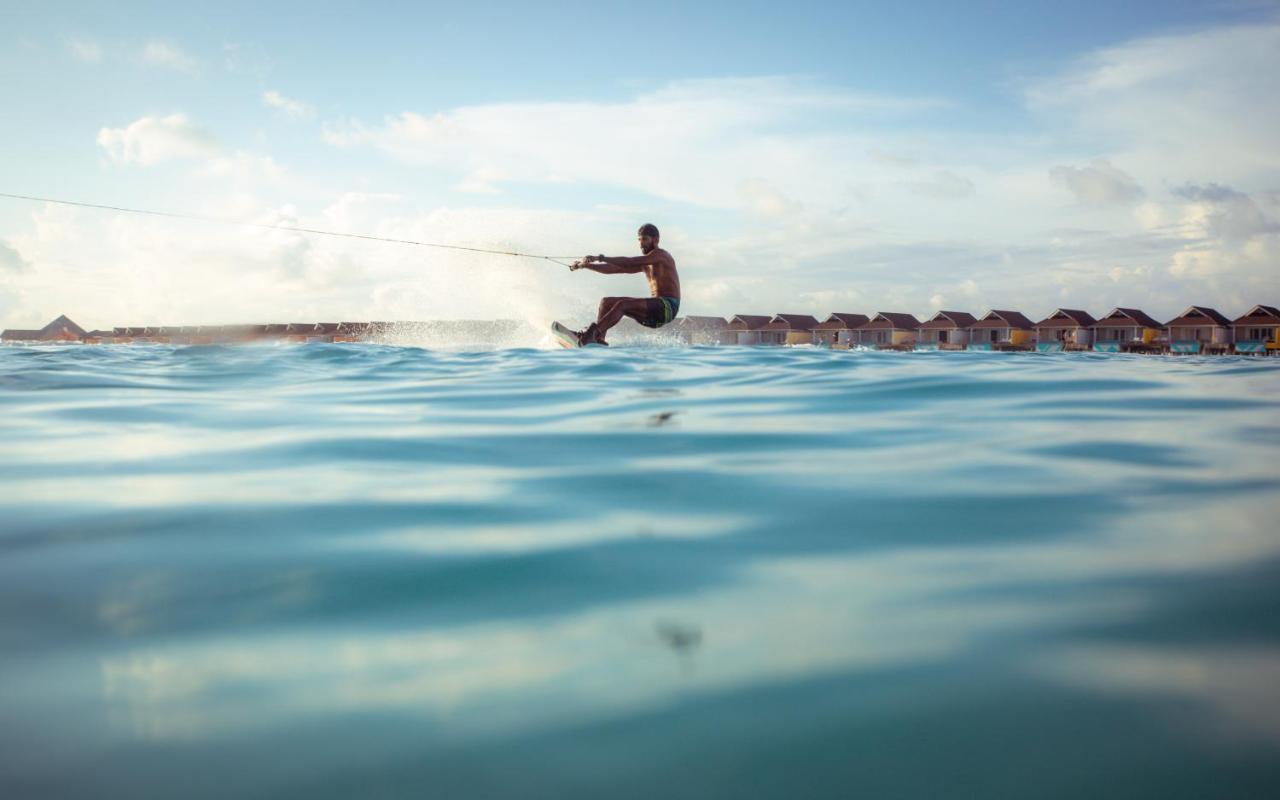 The Standard, Huruvalhi Maldives (Adults Only) Meedhoo  Esterno foto A surfer on the lagoon