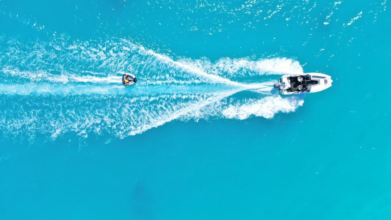 The Standard, Huruvalhi Maldives (Adults Only) Meedhoo  Esterno foto Jet skiing