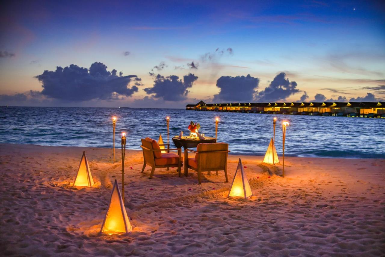 The Standard, Huruvalhi Maldives (Adults Only) Meedhoo  Esterno foto A beachside dinner at the Maldives