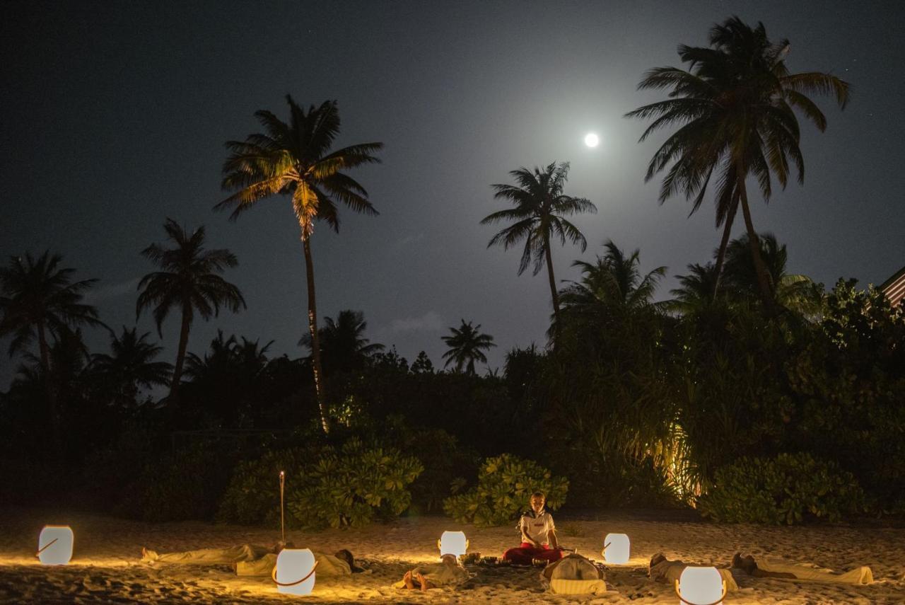 The Standard, Huruvalhi Maldives (Adults Only) Meedhoo  Esterno foto A beachside shrine in Benin