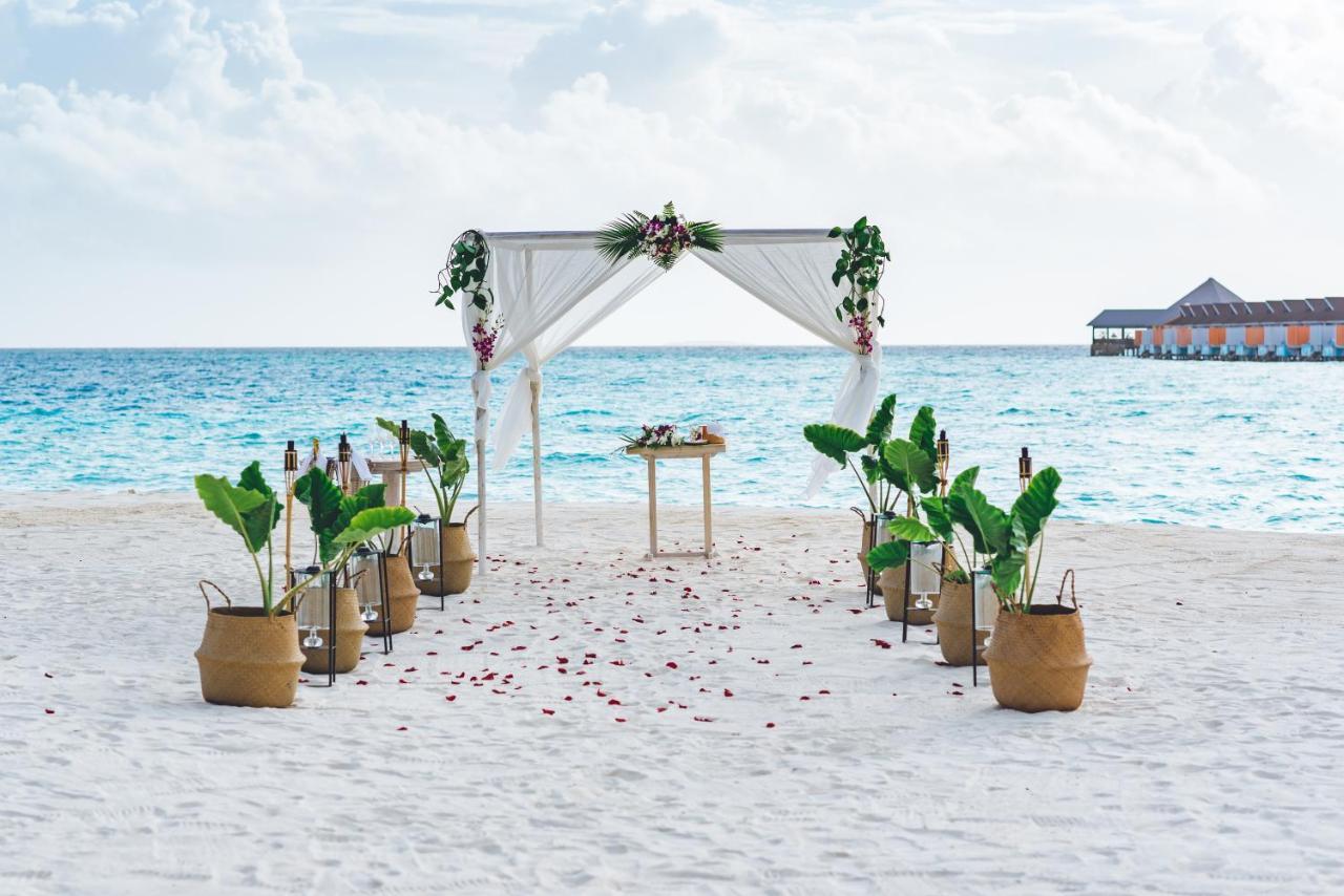The Standard, Huruvalhi Maldives (Adults Only) Meedhoo  Esterno foto A beach wedding