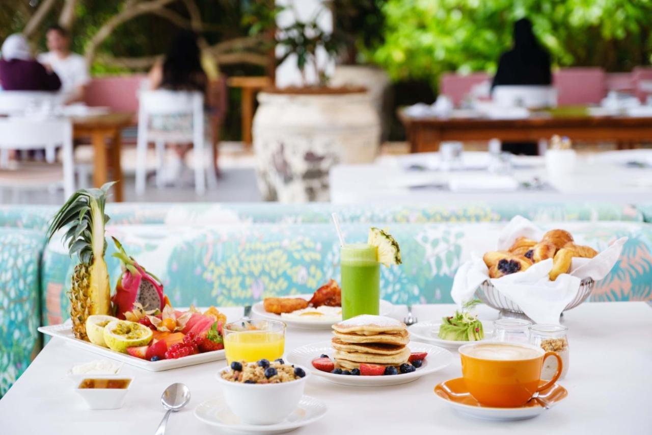 The Standard, Huruvalhi Maldives (Adults Only) Meedhoo  Esterno foto Breakfast at the Beach