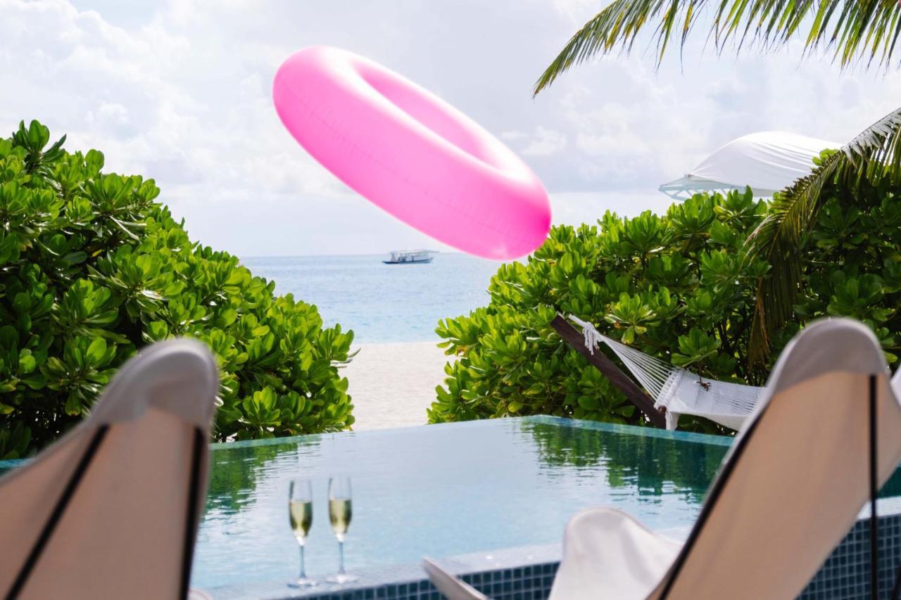 The Standard, Huruvalhi Maldives (Adults Only) Meedhoo  Esterno foto A poolside view of the beach