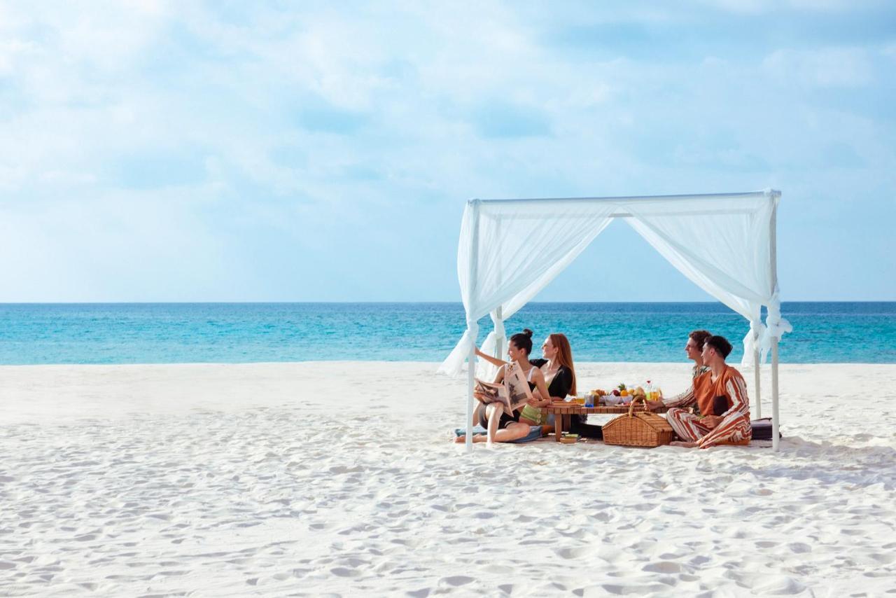 The Standard, Huruvalhi Maldives (Adults Only) Meedhoo  Esterno foto Beach at The Royal