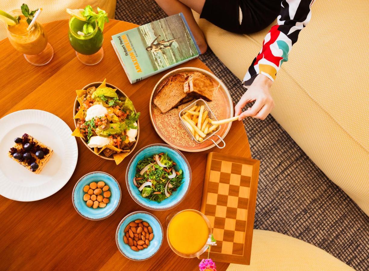 The Standard, Huruvalhi Maldives (Adults Only) Meedhoo  Esterno foto A selection of dishes at the restaurant