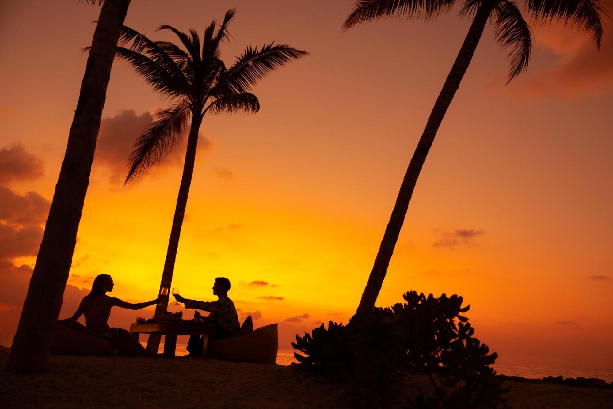 The Standard, Huruvalhi Maldives (Adults Only) Meedhoo  Esterno foto Sunset at the beach