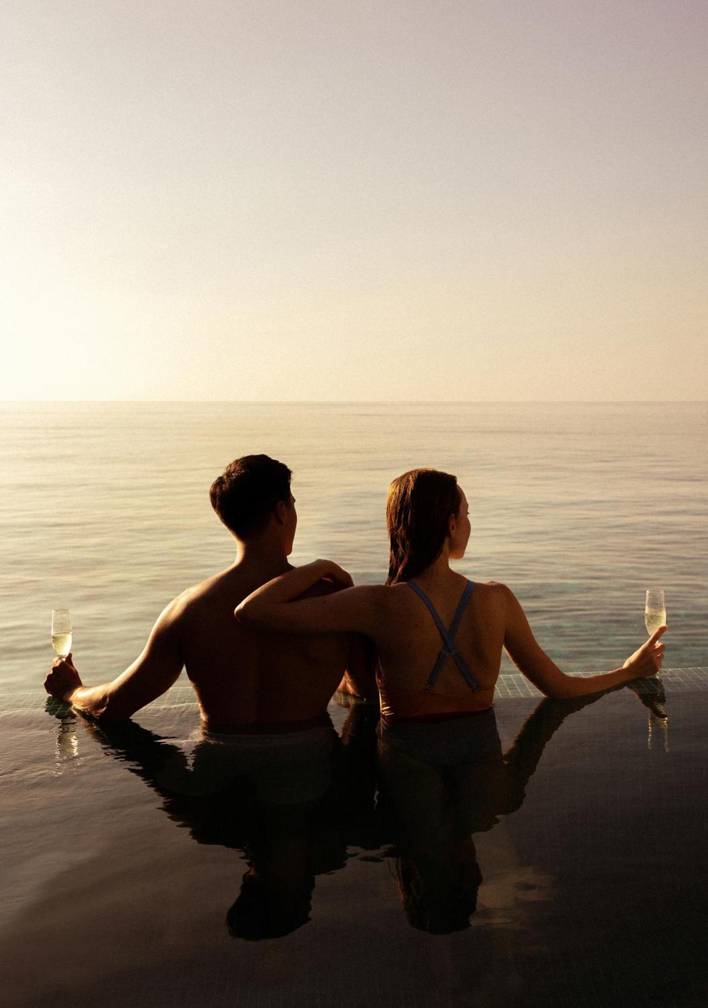 The Standard, Huruvalhi Maldives (Adults Only) Meedhoo  Esterno foto Infinity pool at the InterContinental Sanctuary Cove Resort, Queensland, Australia
