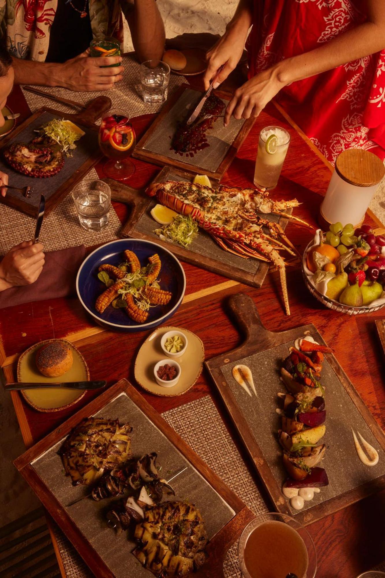 The Standard, Huruvalhi Maldives (Adults Only) Meedhoo  Esterno foto A selection of tapas