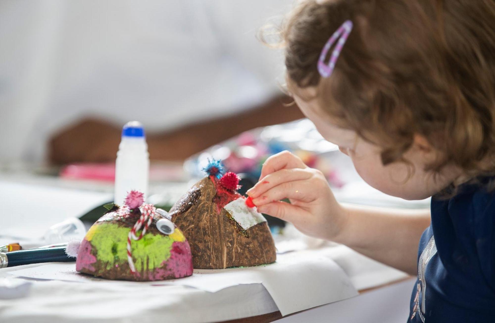 The Standard, Huruvalhi Maldives (Adults Only) Meedhoo  Esterno foto Child making a gingerbread house