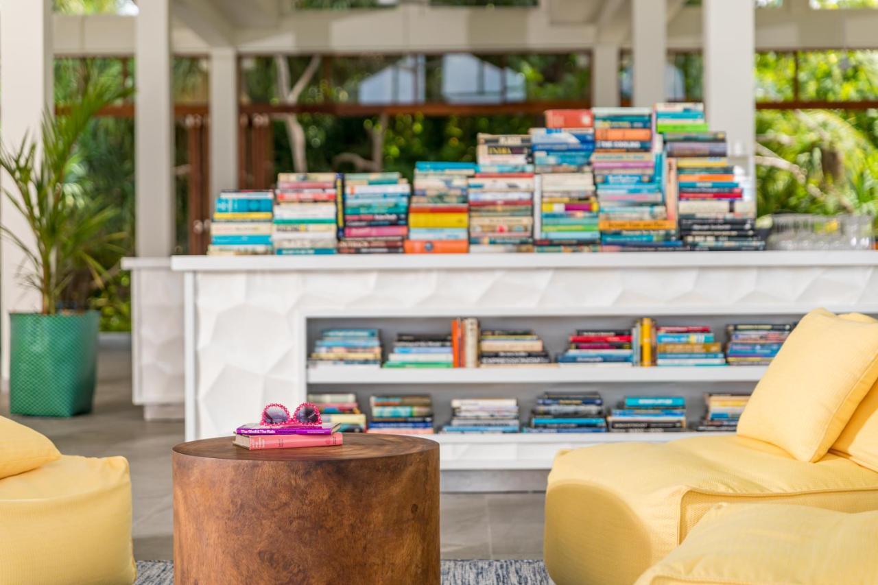 The Standard, Huruvalhi Maldives (Adults Only) Meedhoo  Esterno foto Library at the resort