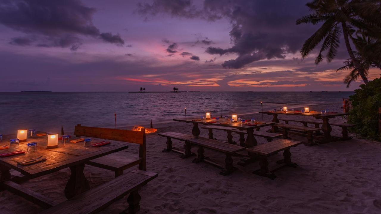 The Standard, Huruvalhi Maldives (Adults Only) Meedhoo  Esterno foto Sunset at a beach bar in Pattaya