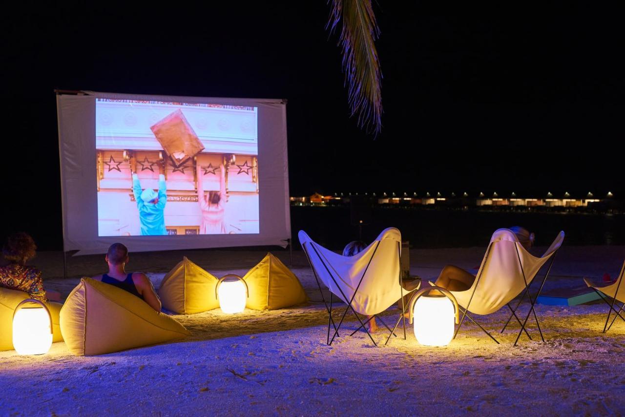 The Standard, Huruvalhi Maldives (Adults Only) Meedhoo  Esterno foto Outdoor movie screening at the beach