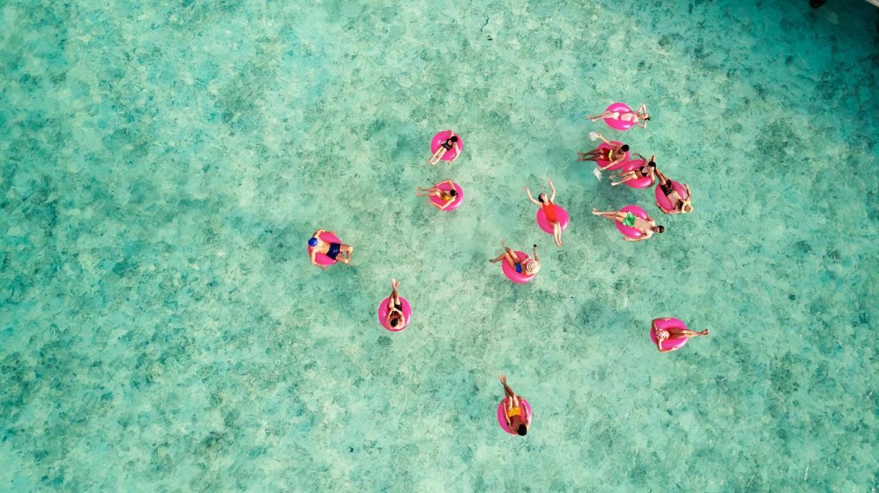 The Standard, Huruvalhi Maldives (Adults Only) Meedhoo  Esterno foto Aerial view of tourists on the island